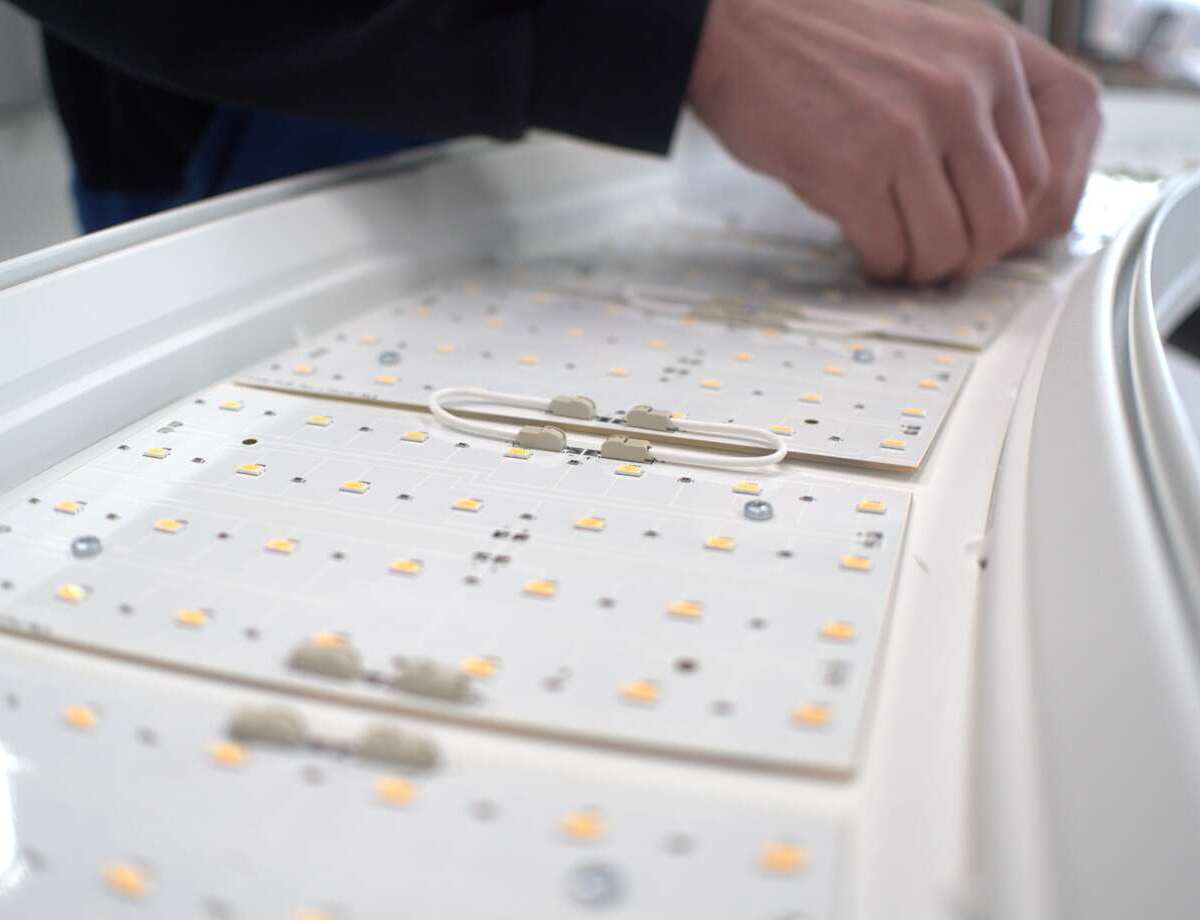 LED technology of the SATTLER ANELLO luminaire – close-up Close-up of LED modules of SATTLER ANELLO luminaire in the manufactory