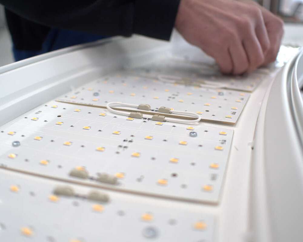 LED-Technik der SATTLER ANELLO Leuchte – Detailaufnahme Detailaufnahme LED-Module der SATTLER ANELLO Leuchte in der Manufaktur