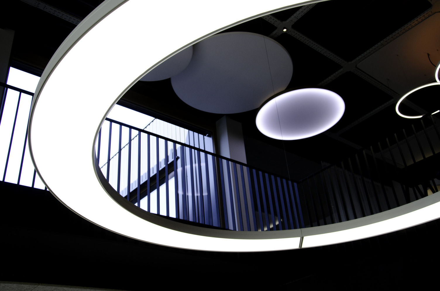 SATTLER ANELLO LED-Leuchte Ø 2,6 m im Firmenfoyer SATTLER ANELLO LED-Ringleuchte im Firmen-Showroom, Ø 2600 mm direkt/indirekt