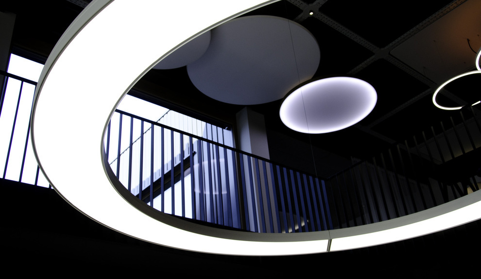 SATTLER ANELLO LED luminaire Ø 2.6 m in company foyer SATTLER ANELLO LED ring light in company showroom, Ø 2600 mm direct/indirect