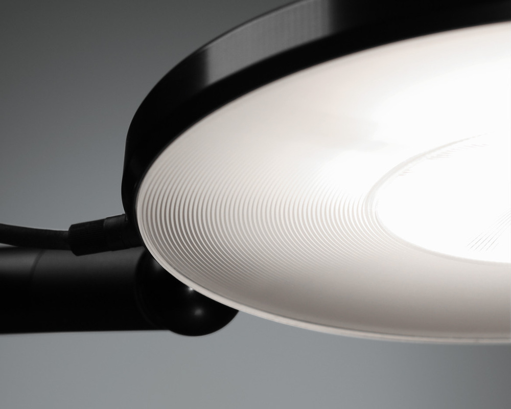 AVVENI Light Head - SPOT - Spot & Backlight AVVENI spotlight head with black housing. The diffuser has an area light and a spotlight in the centre, the area light is circular grooved and glossy.