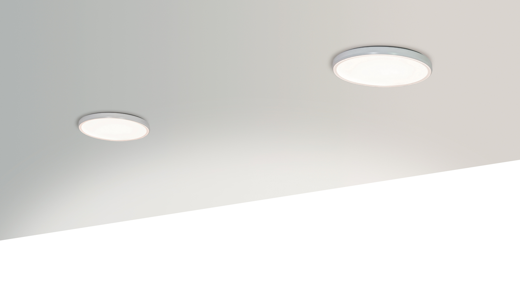 Fixierter flacher runder Downlight Weiße Decke mit zwei flachen, runden Decken Downlights AVVENI DOWNLIGHT PURE, mit weißem Rand und zirkulärem Prismendiffusor.