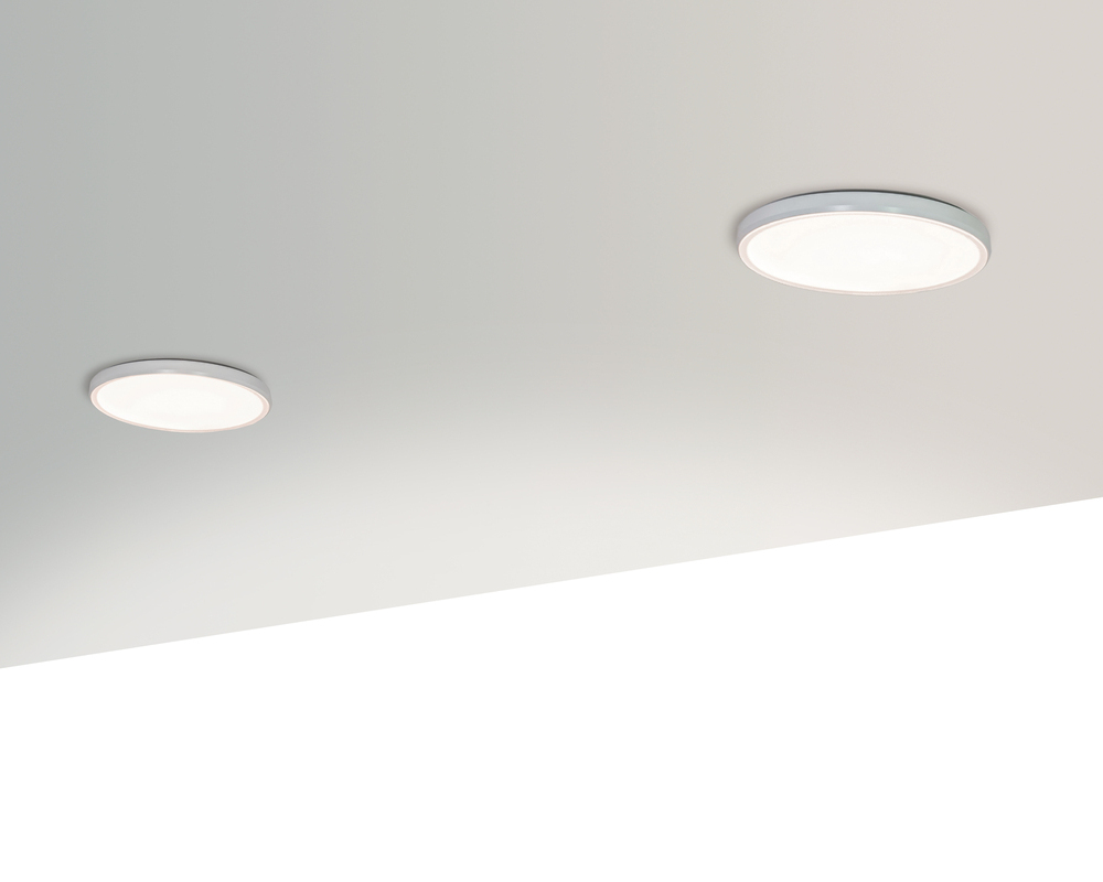Fixierter flacher runder Downlight Weiße Decke mit zwei flachen, runden Decken Downlights AVVENI DOWNLIGHT PURE, mit weißem Rand und zirkulärem Prismendiffusor.