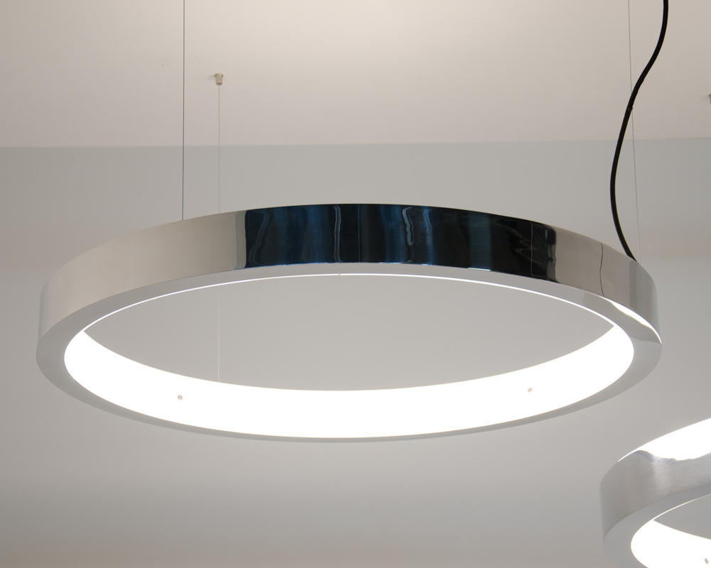 CIRCOLO I version with internal diffuser Detail of two hand-polished large ring lights that shine inwards.