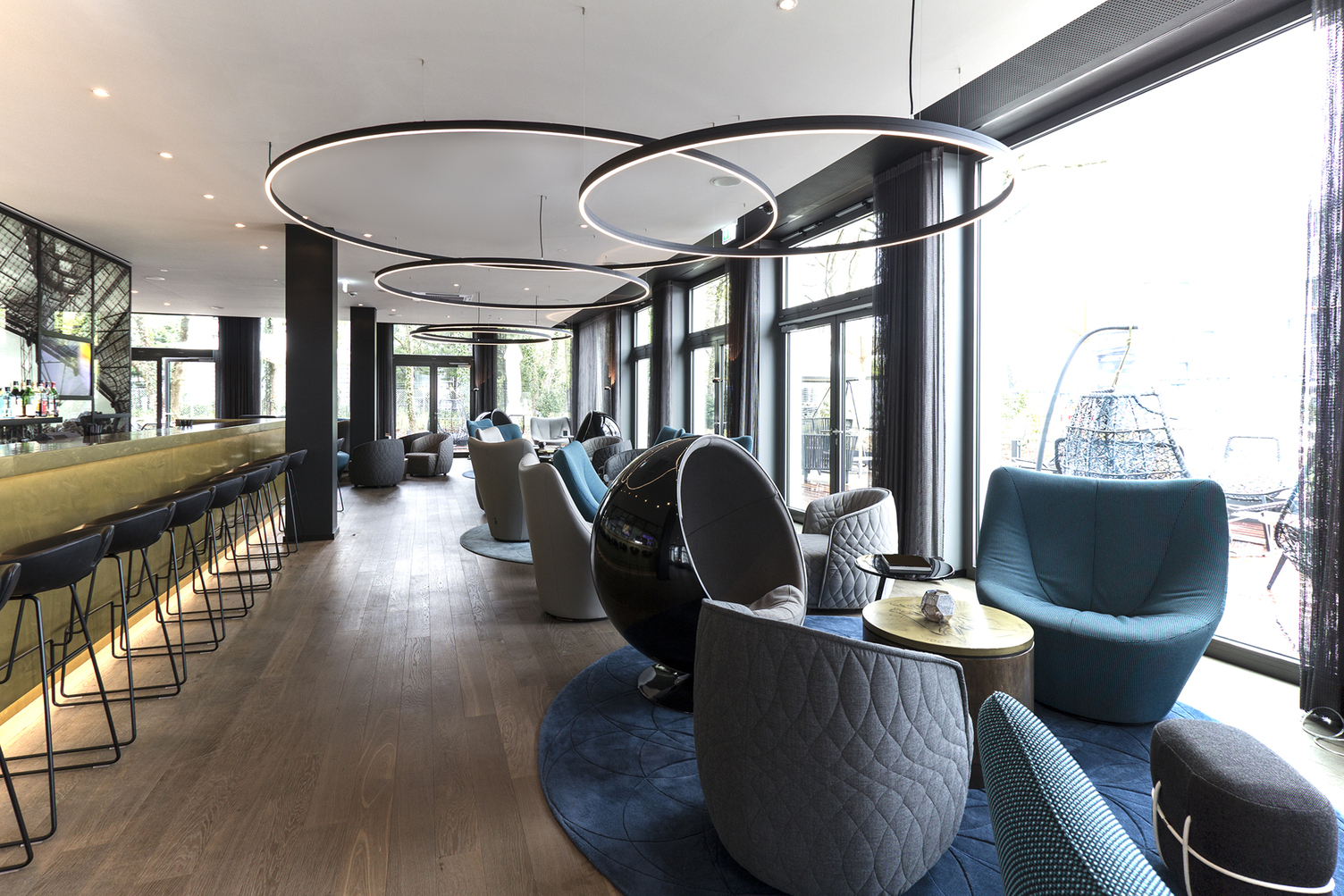 DOPPIO ring lights in the MotelOne hotel bar Motel One Munich hotel bar with several black Doppio direct ring lights above round armchairs.