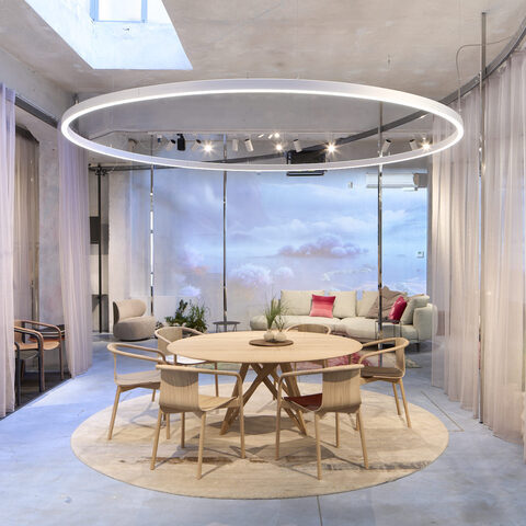 Walter Knoll exhibition stand, Milan Trade Fair, Designweek 2024 Exhibition stand with cloud walls, curtains and a round ring light (DUETTO) in the centre of attention is a dining table group with chairs from WALTER KNOLL.