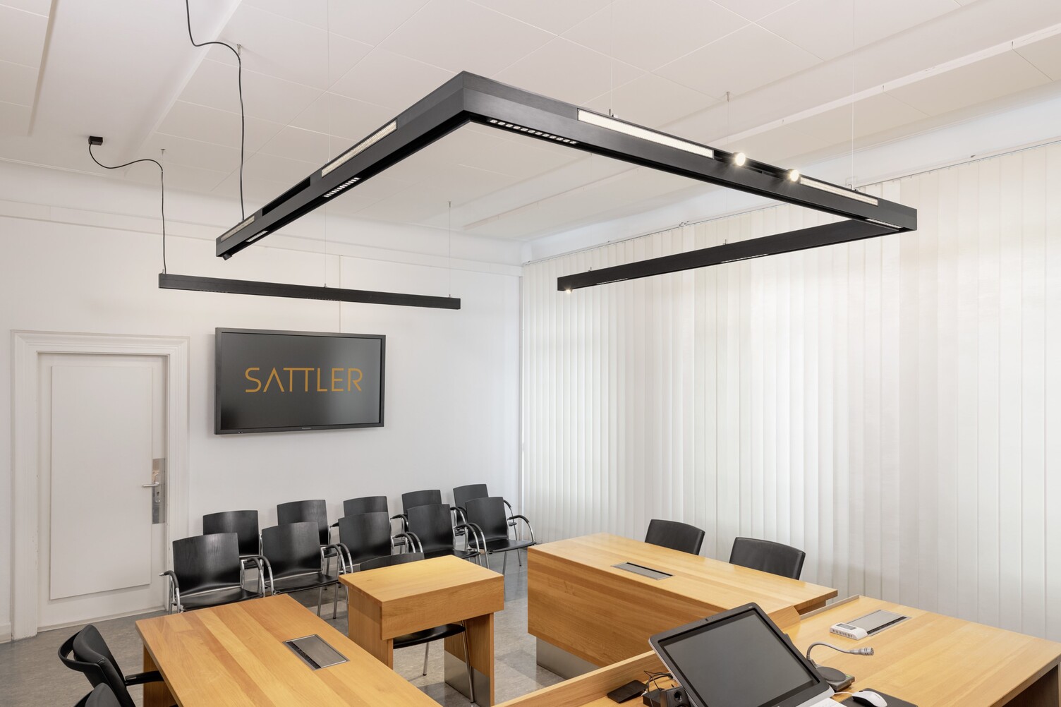 E-JUSTIZ system and linear luminaire in the courtroom. E-JUSTIZ system and linear luminaire in the courtroom.