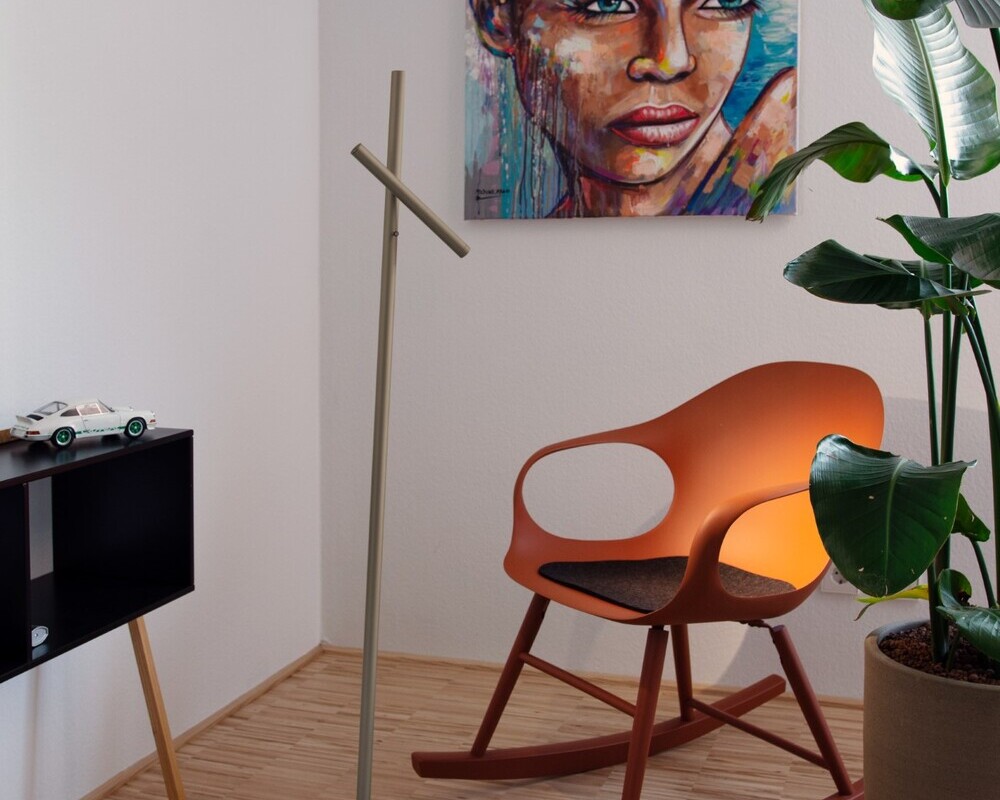 Tilting cylindrical luminaire body Tilting cylindrical luminaire body