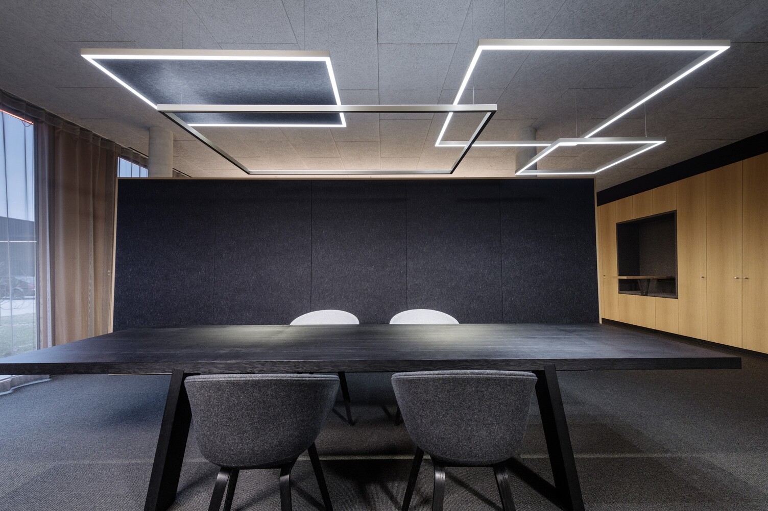 Designleuchte für ruhige und klare Arbeitsumgebungen Filigrane LED-Pendelleuchte mit Akustikpaneel – minimalistische Büroästhetik