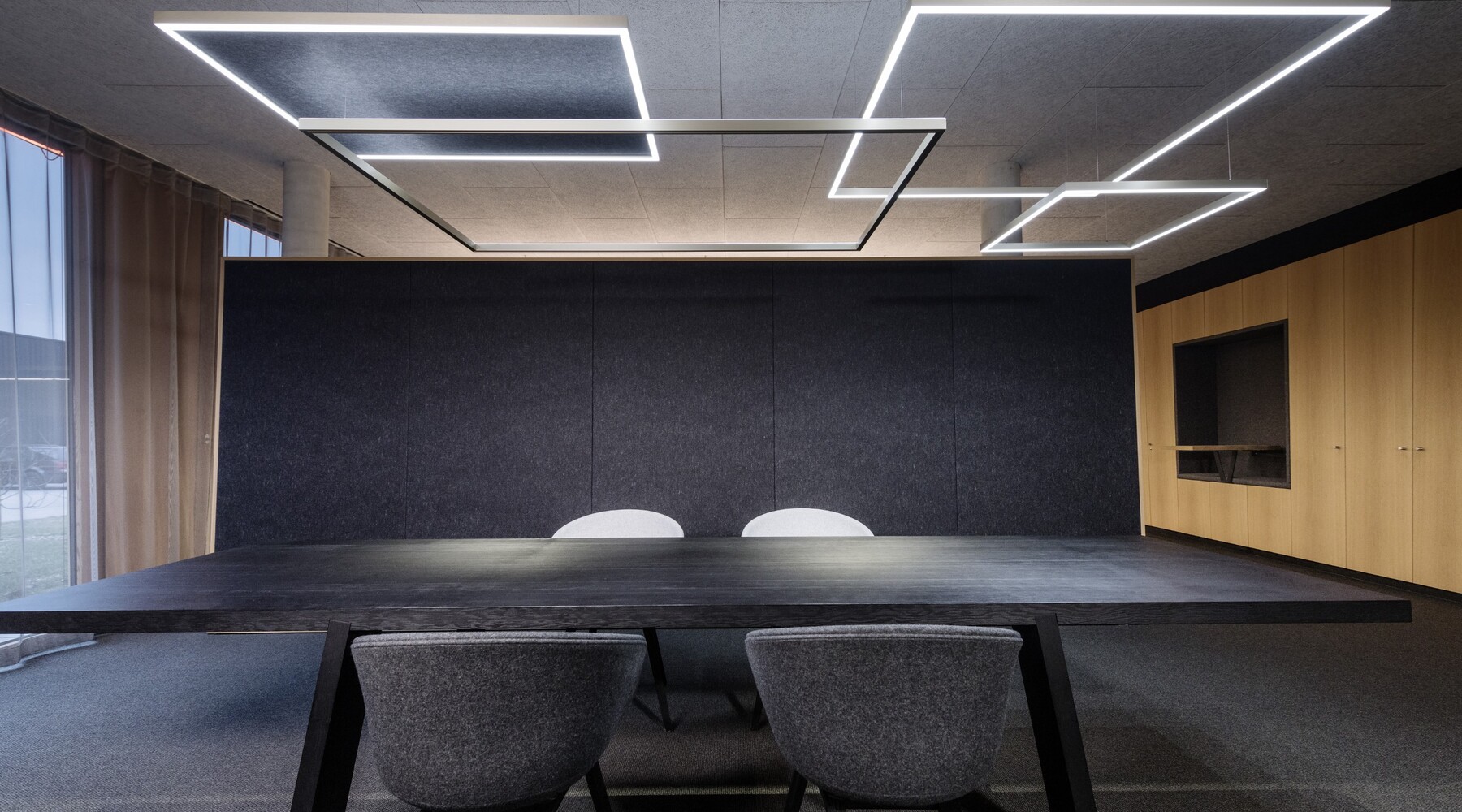 Designer pendant for calm and clean workspaces | © bildhuebsche Fotografie - Andreas Koerner Slim LED pendant with acoustic panel – minimalist office aesthetics | © bildhuebsche Fotografie - Andreas Koerner