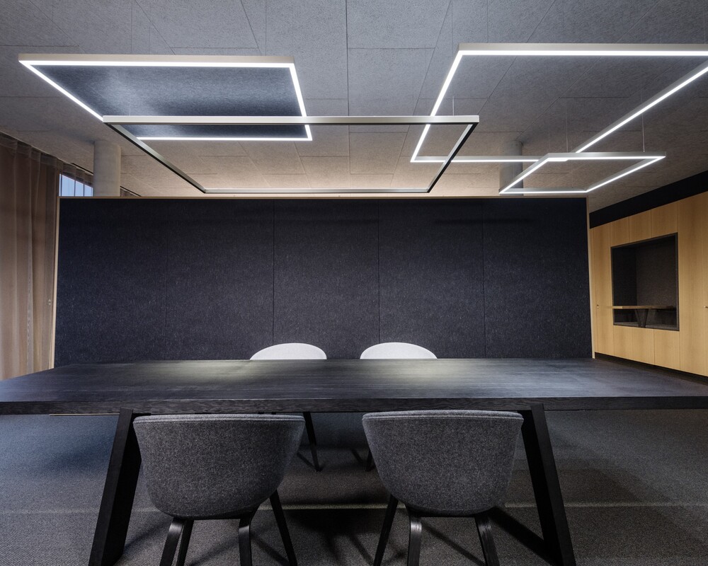 Designer pendant for calm and clean workspaces | © bildhuebsche Fotografie - Andreas Koerner Slim LED pendant with acoustic panel – minimalist office aesthetics | © bildhuebsche Fotografie - Andreas Koerner
