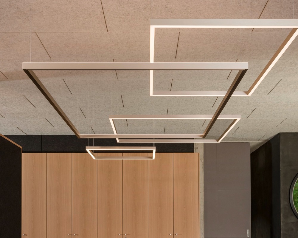 Acoustic LED pendants | © bildhuebsche Fotografie - Andreas koerner Light and acoustic solution with LED frame pendants in natural interior | © bildhuebsche Fotografie - Andreas koerner