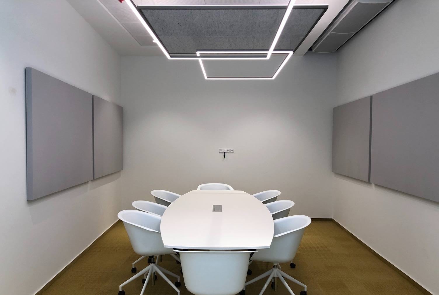 Akustik-Pendelleuchte für moderne Besprechungsräume LED-Pendelleuchte mit Akustikpanel für Konferenzraum – akustisch optimierte Bürobeleuchtung