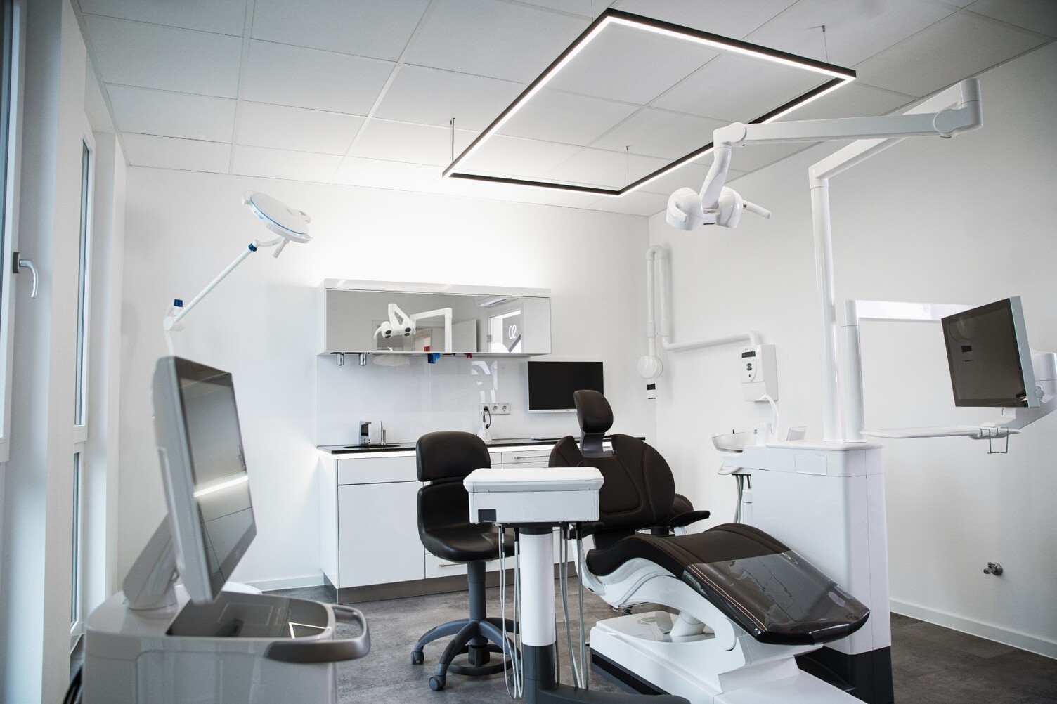 Dr. Hensel, Heddesheim – Behandlungsraum mit GIOCO MED Behandlungsraum Dr. Hensel mit GIOCO MED Leuchte, quadratische Anordnung