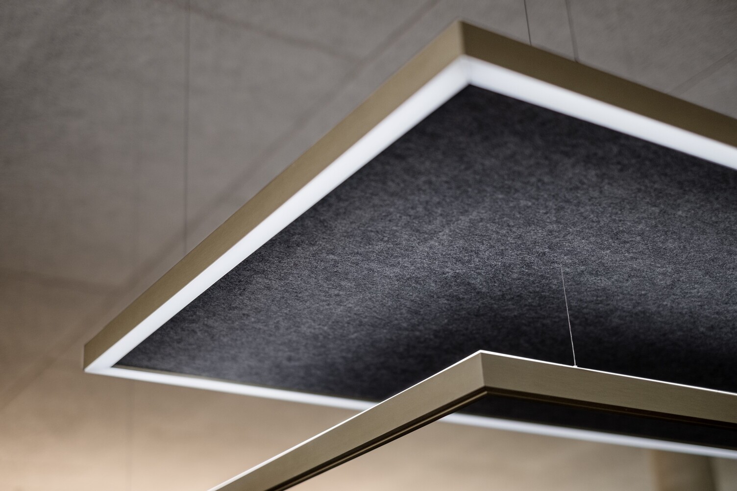 Akustikleuchte mit Filz in edlem Eloxal-Finish LED-Rahmenleuchte mit Akustikfläche – Oberfläche in Champagnergold eloxiert