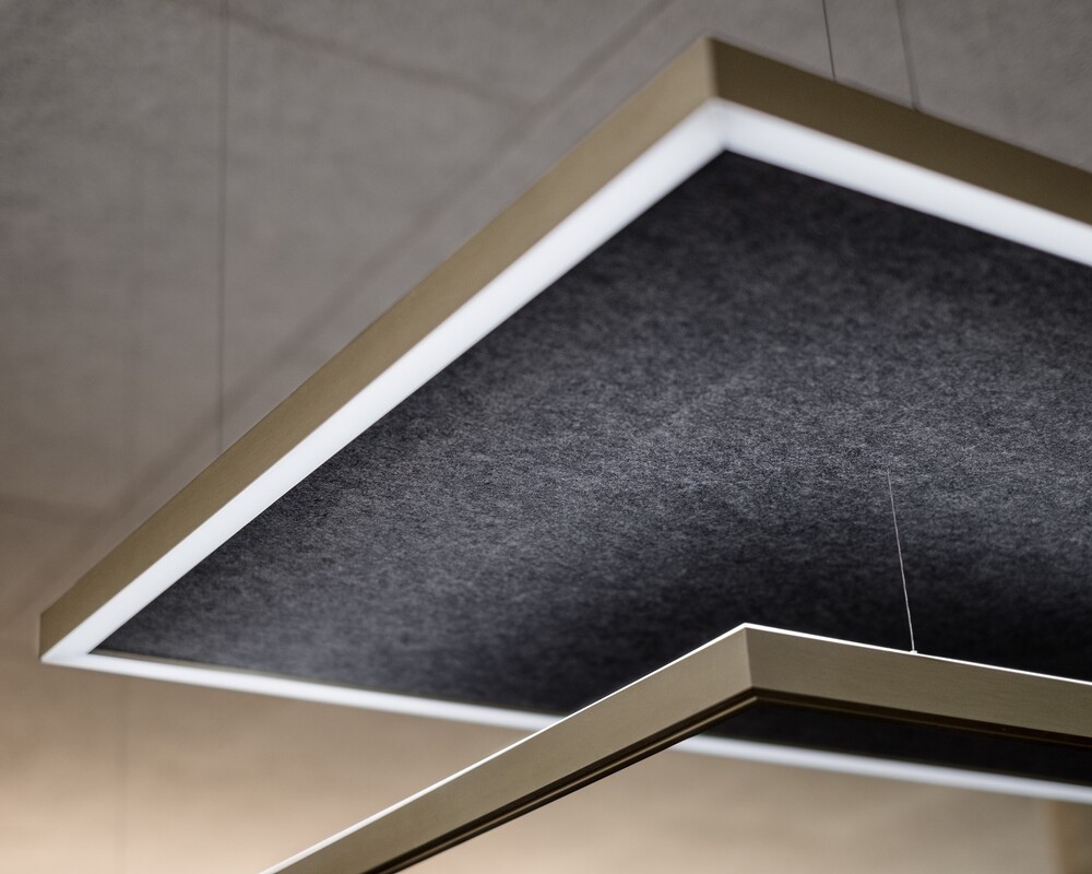 Acoustic luminaire with elegant anodized finish | © bildhuebsche Fotografie - Andreas koerner LED frame light with acoustic surface – champagne gold anodized finish | © bildhuebsche Fotografie - Andreas koerner