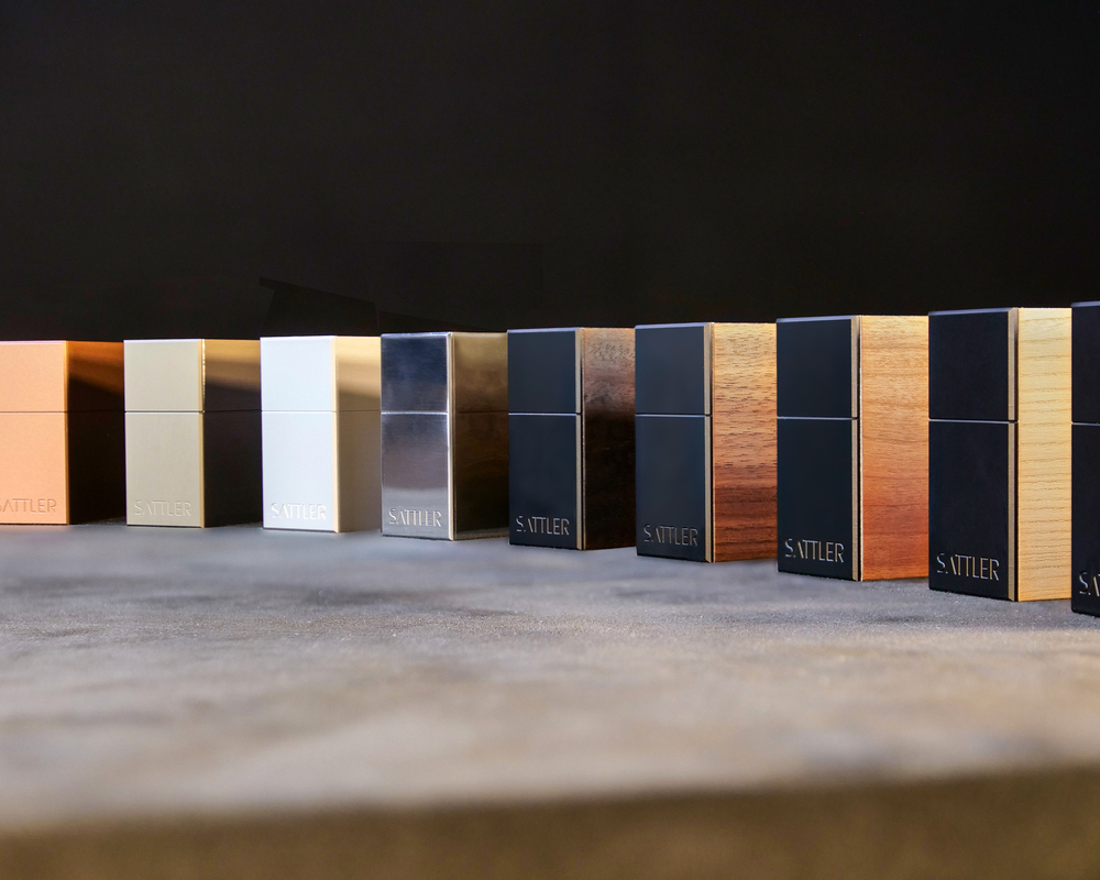 PALADIO Premium surfaces - wood veneer Nine PALADIO linear luminaires on a table with different surfaces, in particular the premium wood surfaces.