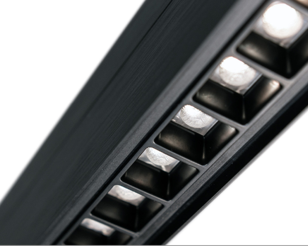 PALADIO LENS 35 diffuser: Mini Lens Reflector (segmental) Black linear luminaire PALADIO LENS 35 with a view of the diffuser, which consists of several small square mini lenses.