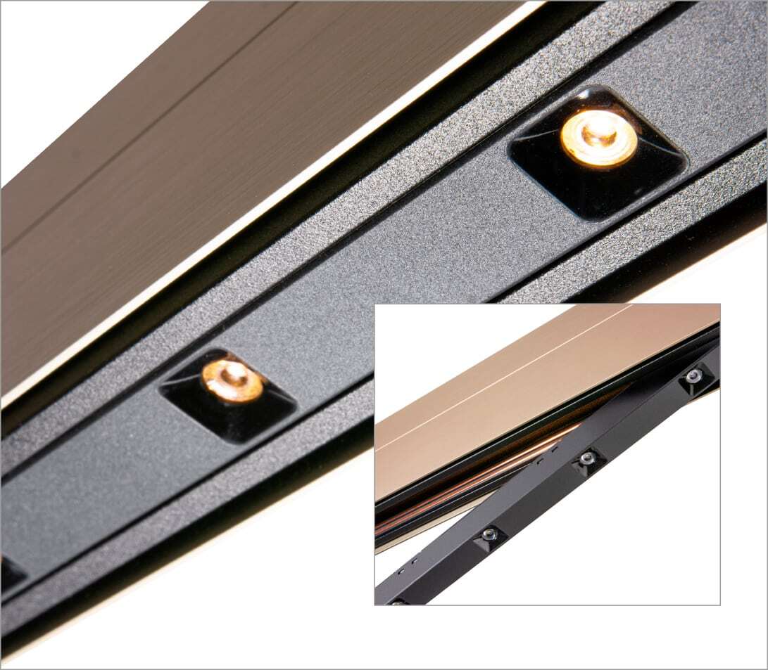 Lineares Linsen-Lichtelement für PALADIO TRACK Detailaufnahme Stromschienenleuchte PALADIO TRACK in bronze mit einem Lichteinsatz mit kleinen Linsen, ein weiteres kleines Bild dessen darauf gesetzt, bei dem der Lichteinsatz noch ausgeklickt ist.