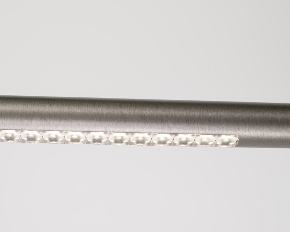 PALITO flush-mounted lens technology Aluminium-coloured brushed aluminium tube running across the picture, lenses embedded in the tube are visible on the underside in the left-hand section of the picture.