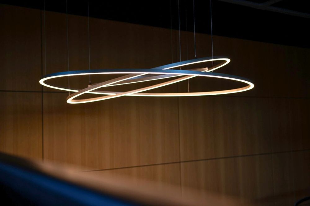 SATTLER PURE MOTION – Kinetic lighting sculpture in modern showroom Moving LED luminaire PURE MOTION by SATTLER as dynamic light installation in a modern lobby