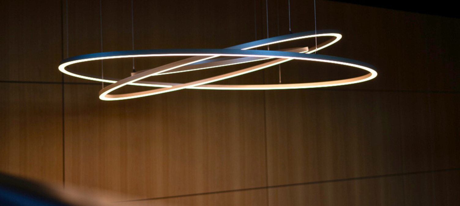 SATTLER PURE MOTION – Kinetic lighting sculpture in modern showroom Moving LED luminaire PURE MOTION by SATTLER as dynamic light installation in a modern lobby