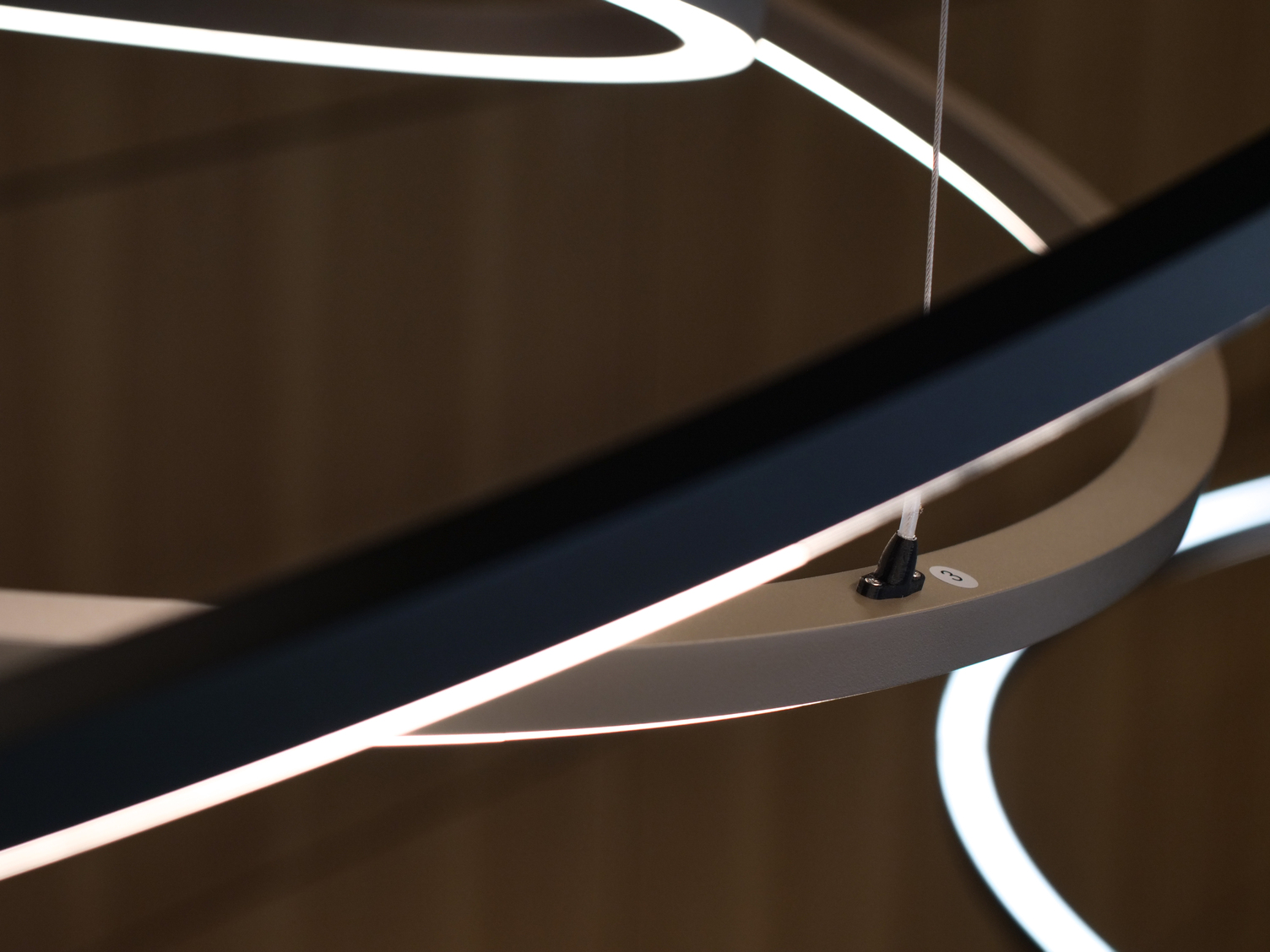 SATTLER PURE MOTION – Assembly of moving rings in the manufactory Installation of the kinetic ring luminaire PURE MOTION at the SATTLER manufactory