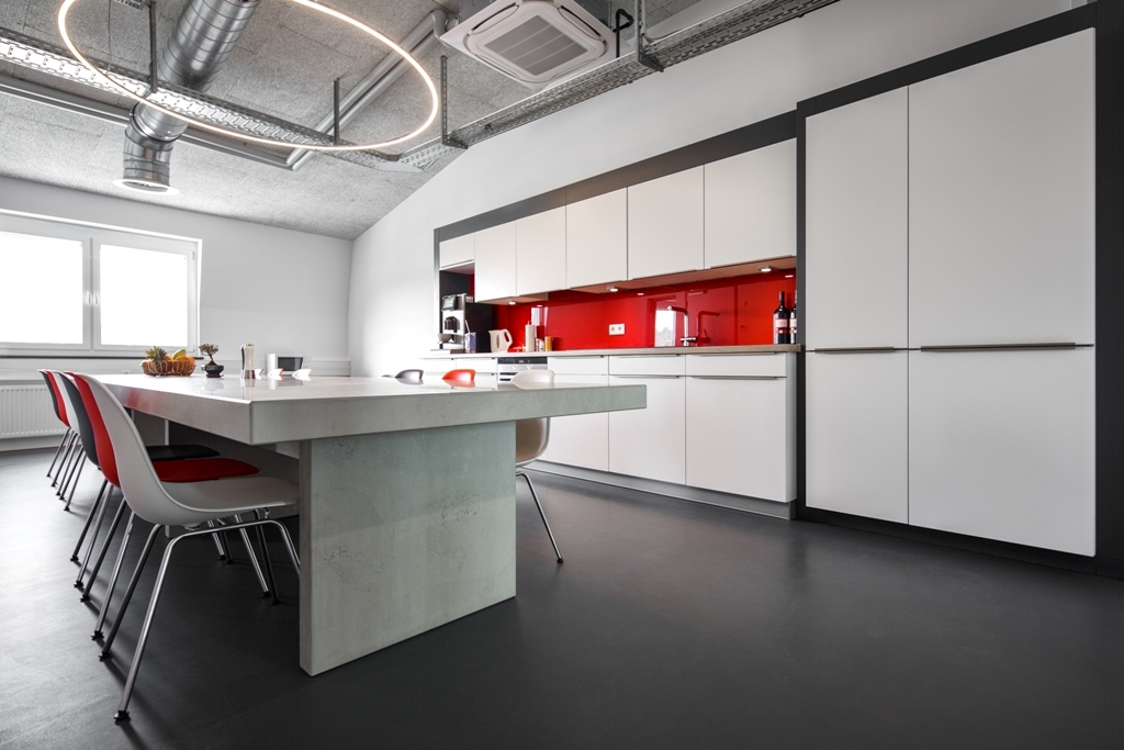 SLIM DIRECT Ring Light above Kitchen Counter – Filigree Pendant Filigree SLIM DIRECT LED ring luminaire by SATTLER above a modern kitchen counter, providing direct, precise architectural lighting.