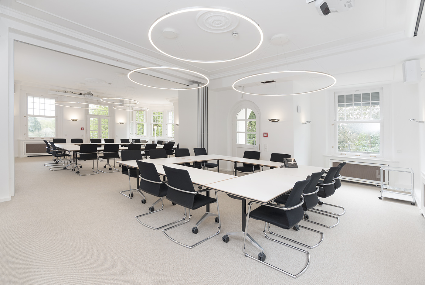 Lohmann & Rauscher Academy – SLIM Ring luminaires for optimal seminar room lighting Bright seminar room at Lohmann & Rauscher Academy with SLIM Ring luminaires by SATTLER. Flexible table arrangement for training and workshops.