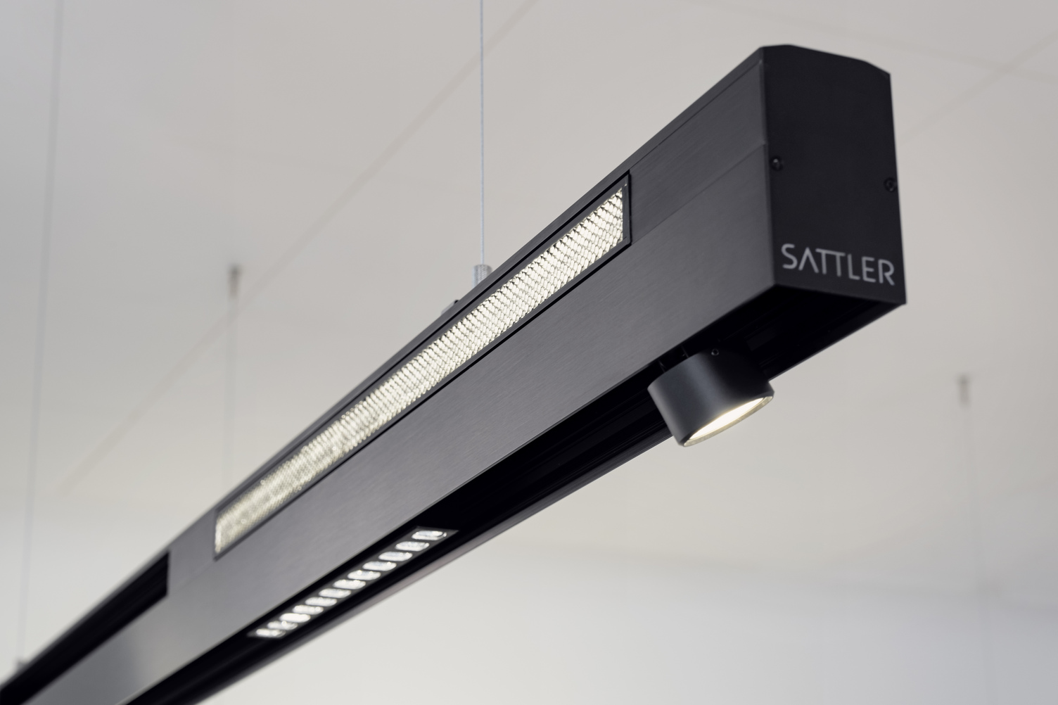 High-quality design of the SATTLER E-JUSTICE luminaire SATTLER E-JUSTICE luminaire with high-quality finish in the courtroom