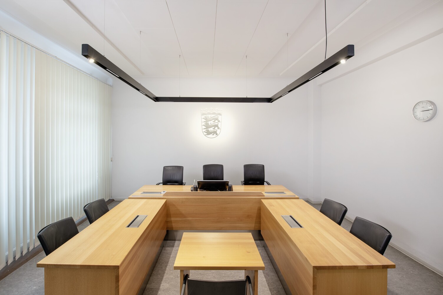 U-shaped arrangement of SATTLER E-JUSTICE luminaires SATTLER E-JUSTICE lighting system in U-shape in the courtroom
