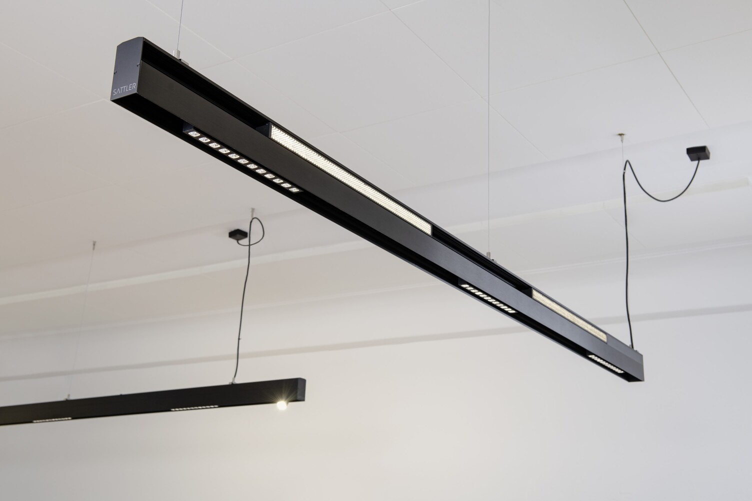 Linear lighting guidance of the SATTLER E-JUSTICE luminaire Linear lighting structure of the SATTLER E-JUSTICE luminaire in the courtroom