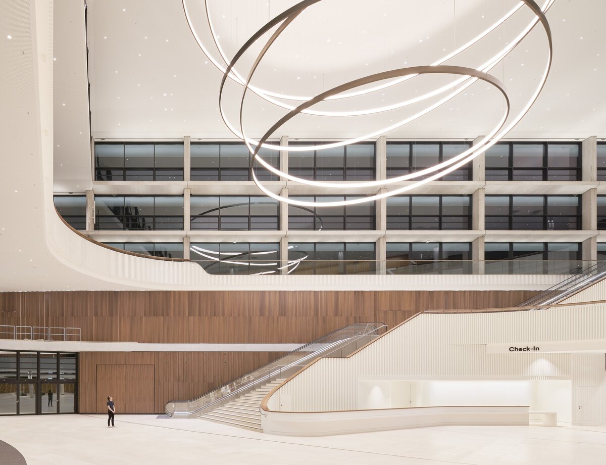 Atrium of the Congress Center Hamburg with large LED ring lights by Sattler - side zoom perspective | © Piet Niemann