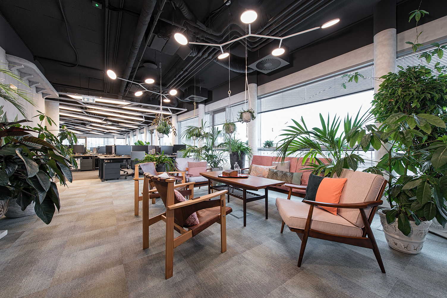 SATTLER AVVENI PENDANT 5 – Elegant pendant luminaires in the Dealogic office in Budapest