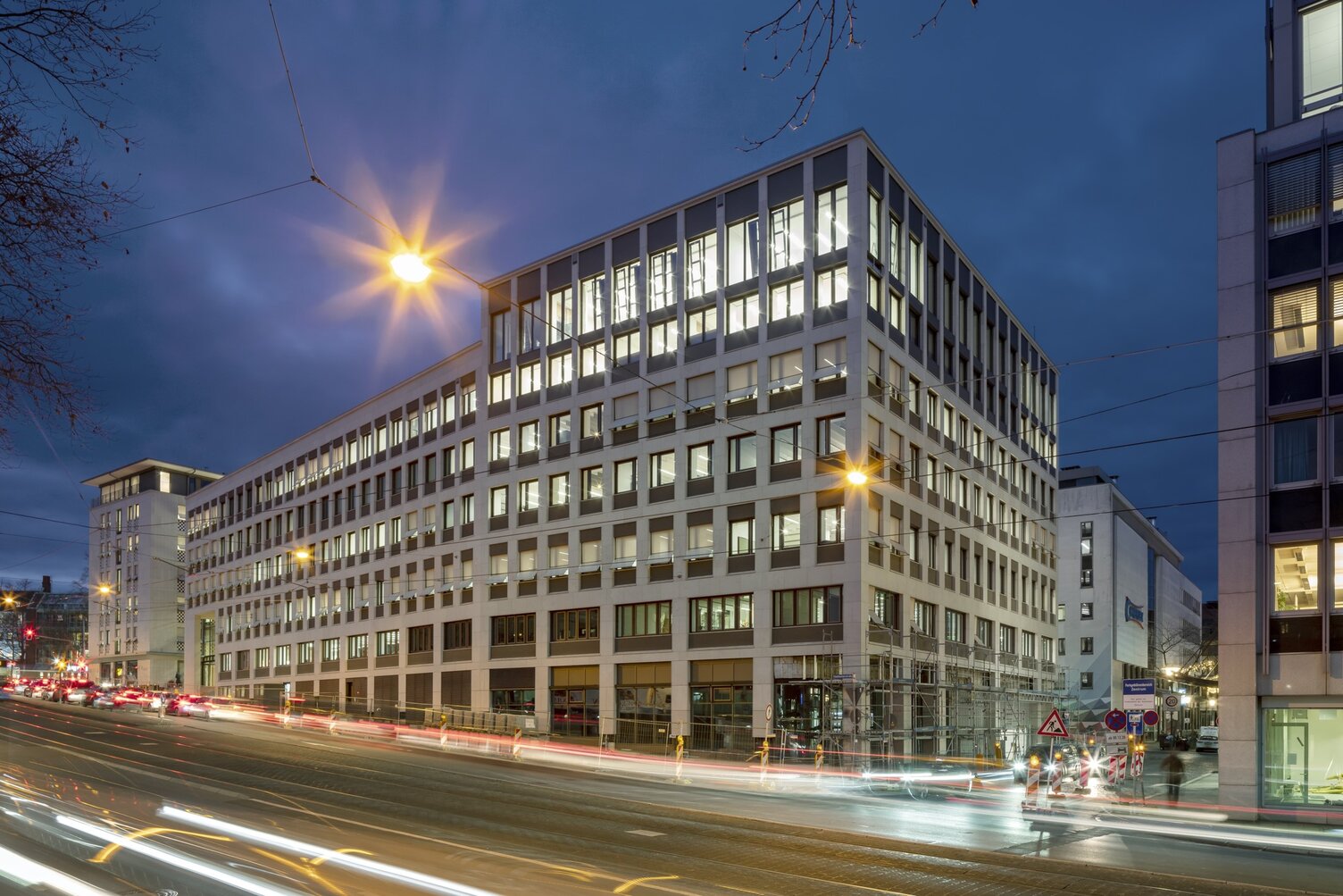 Lichtband-Installation an der Fassade der Evangelischen Bank Kassel – SATTLERDie umlaufende Lichtlösung an der Fassade der Evangelischen Bank Kassel von SATTLER verbindet Funktionalität und Design in einer modernen Architektur. | © Constantin Meyer