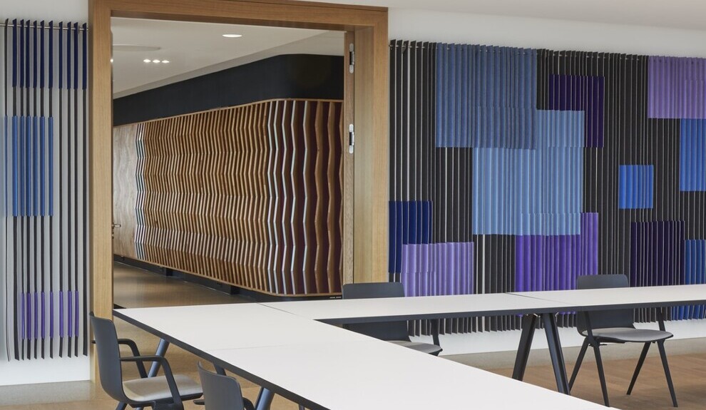 Evangelische Bank Kassel – Conference Room with Light Ceiling (Detail View) Detail conference room Kassel, U-shaped table, round light ceiling, blue wall design