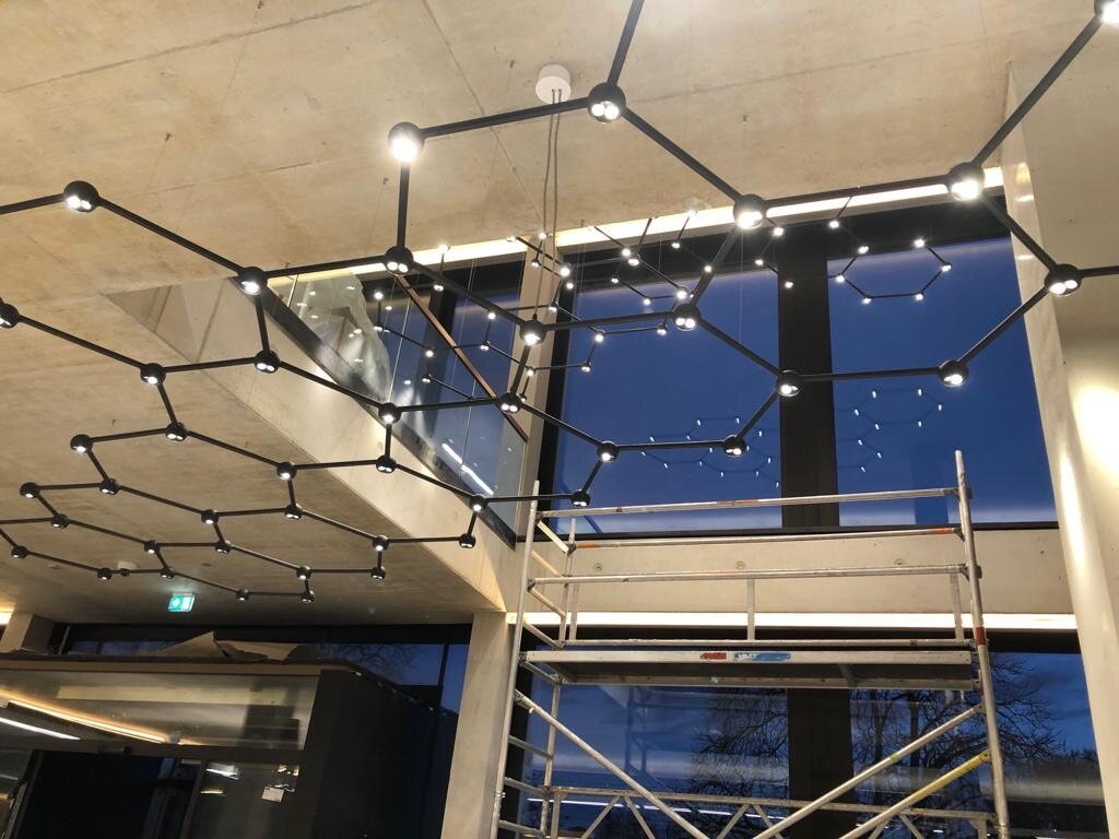 SATTLER FAVO THE LIGHT NET – Blick auf die Installation der Wabenstruktur während der Montage im EVF Kundenzentrum