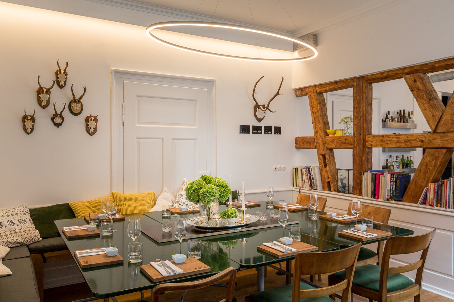 SLIM ELLIPSE pendant light above dining table in Andrea Lange Cooking School, Ludwigsburg | © LipsiART digital photography, René Krause