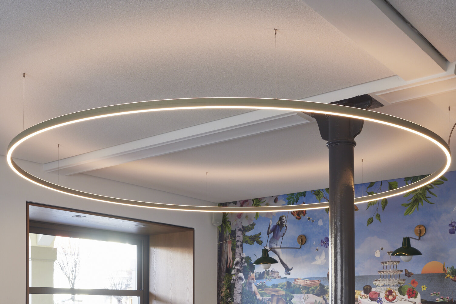 Large SLIM ELLIPSE pendant light in the dining area of Andrea Lange Cooking School | © Christian Weinreich