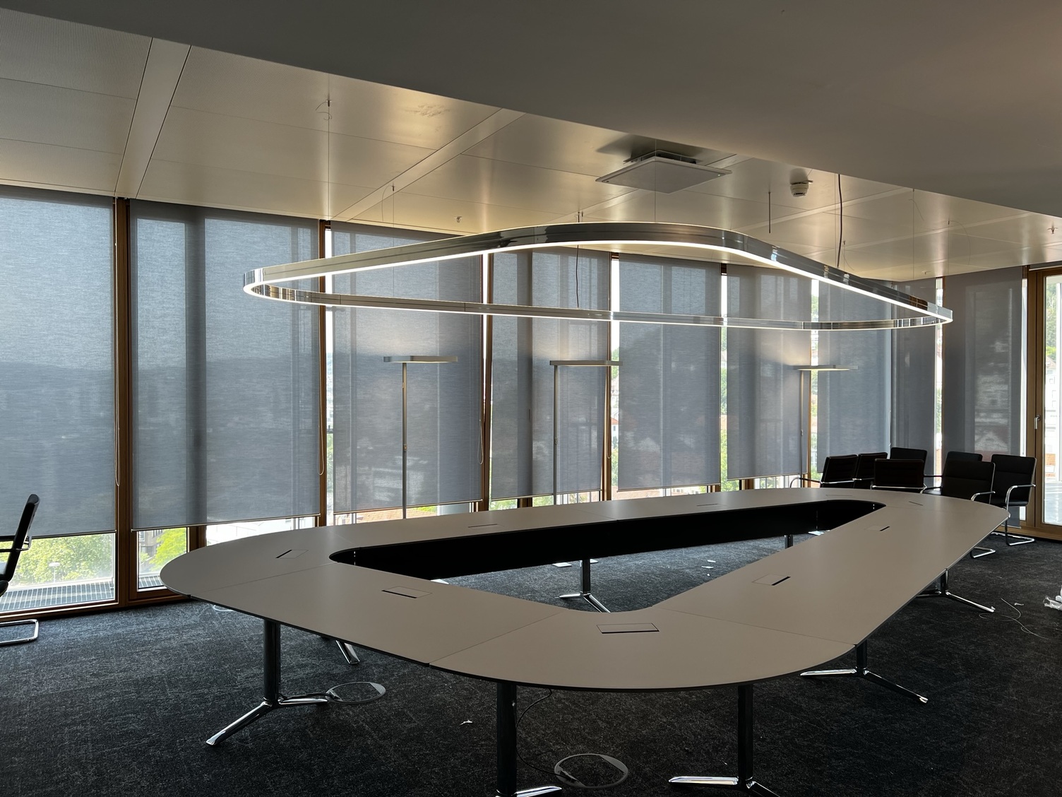 Individuelle Leuchtenlösungen - DUETTO in Wankelform - über Konferenztisch Wankelförmiger Konferenztisch in der LBBW Stuttgart mit maßgefertigter DUETTO Ringleuchte, perfekte Anpassung an Wankel-Tischform