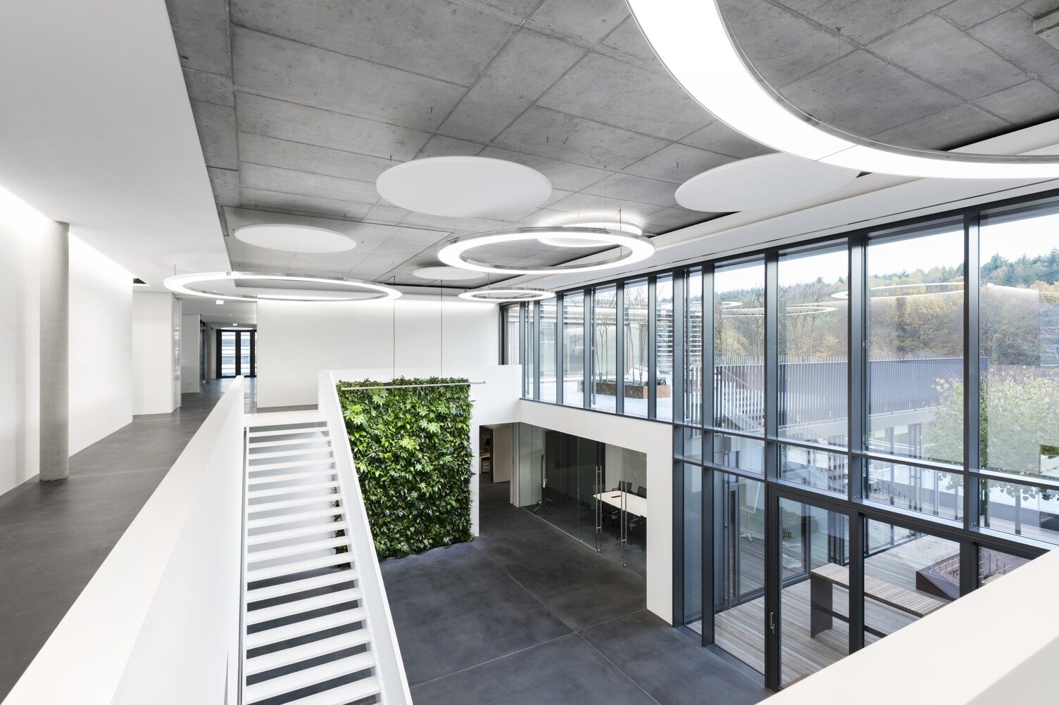 Anello und AcousticPanels von SATTLER in einem Eingangsbereich | © SATTLER | Nikolay Kazakov niko design Foyer bzw Eingangsbereich in einem modernen Bürogebäude mit Sichtbetondecke und Treppenaufgang. Beleuchtet mit Anello Leuchten und akustischen Maßnahmen mittels Acoustic Panels jeweils von Firma SATTLER | © SATTLER | Nikolay Kazakov niko design