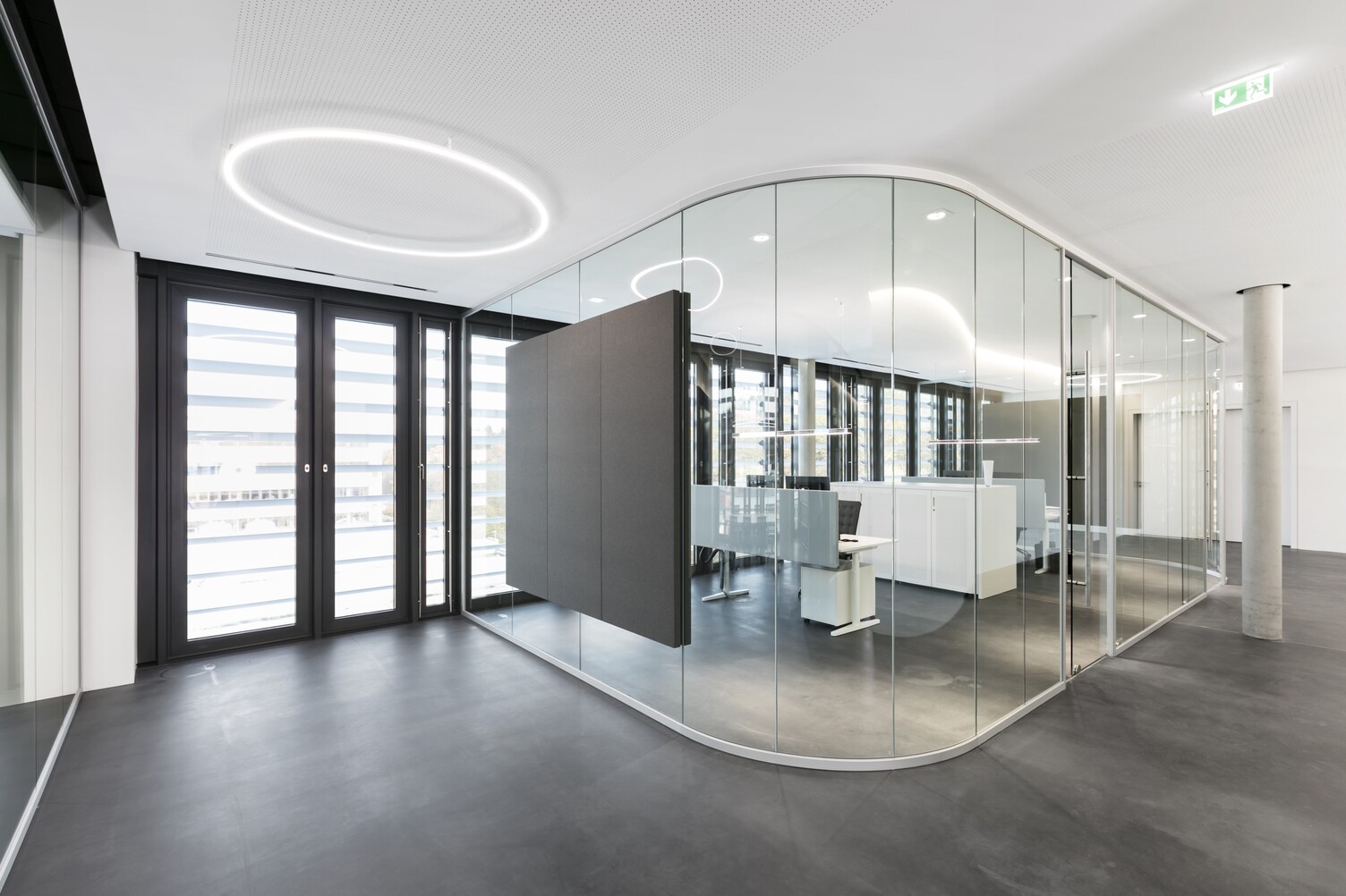 Slim direct from SATTLER in a glass corridor | © SATTLER | Nikolay Kazakov niko design Slim Direkt from SATTLER mounted directly to the ceiling in a corridor. In the background are glass offices with SATTLER Doppio ellipses and BE spotlights. | © SATTLER | Nikolay Kazakov niko design