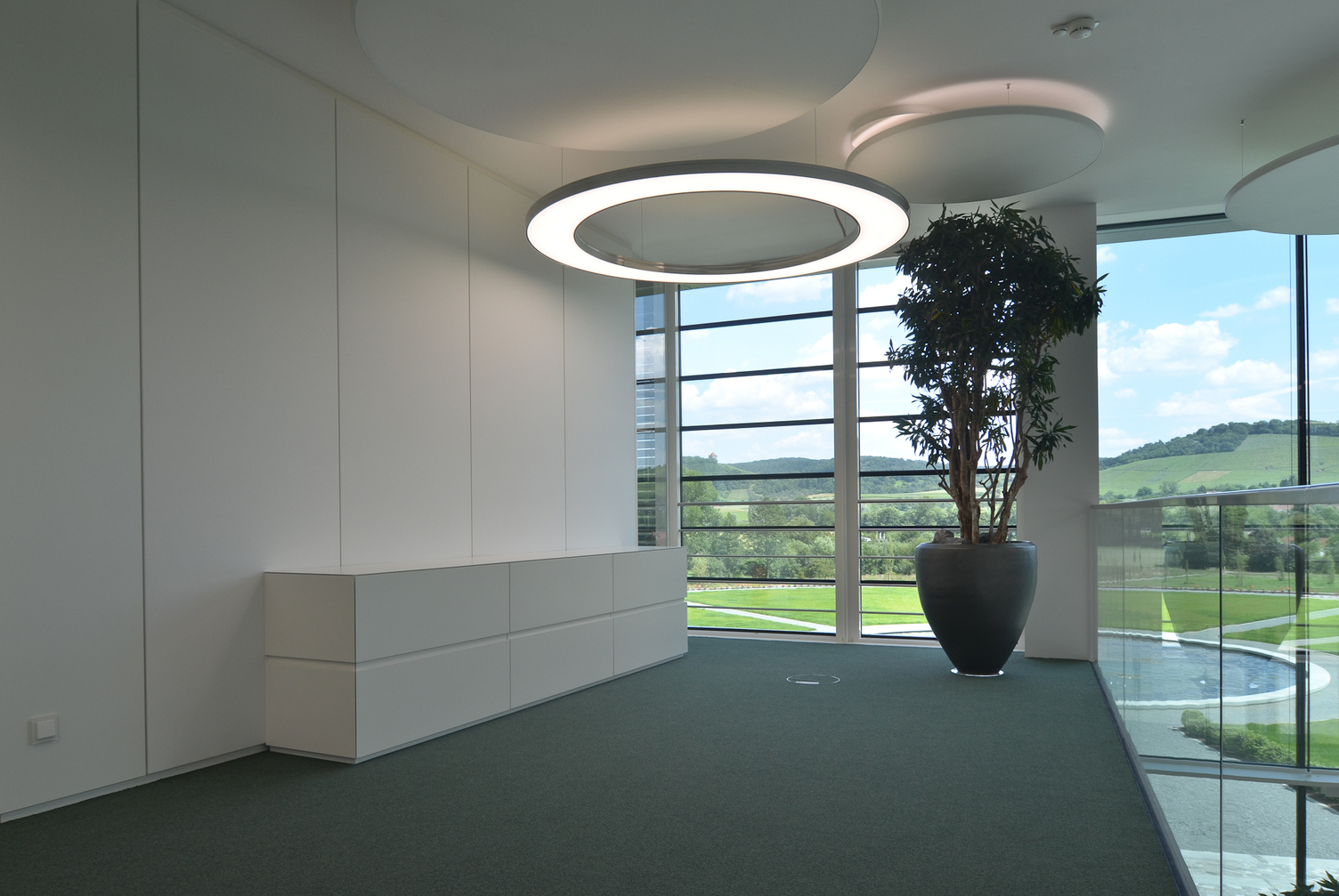 Anello und Acoustic Panel bei einer Empore Anello im Durchmesser 2m und Acoustic Panel jeweils von SATTLER in zwei verschiedenen Durchmessern auf einer Empore platziert