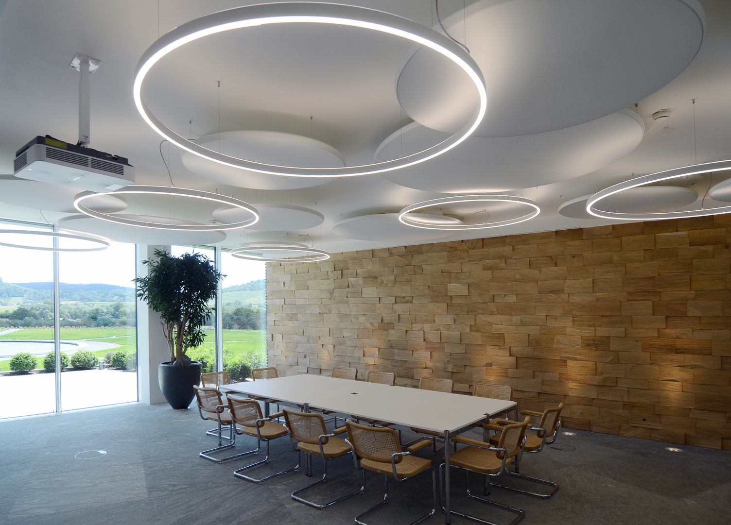 SATTLER Doppio and AcousticPanel in combination in a cafeteria Perspective 2 | © SATTLER | Werbe-und Medienagentur Mohring Doppio and Acoustic Panel from SATTLER in a marvellous combination in a modern cafetria of an office complex in another perspective | © SATTLER | Werbe-und Medienagentur Mohring