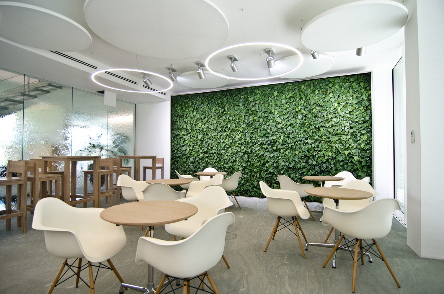 Product combination Slim direct and Acoustic Panel from SATTLER in a cafeteria | © SATTLER | Werbe-und Medienagentur Mohring Sim direct and acoustic panel from SATTLER used in a cafeteria in a versatile combination | © SATTLER | Werbe-und Medienagentur Mohring