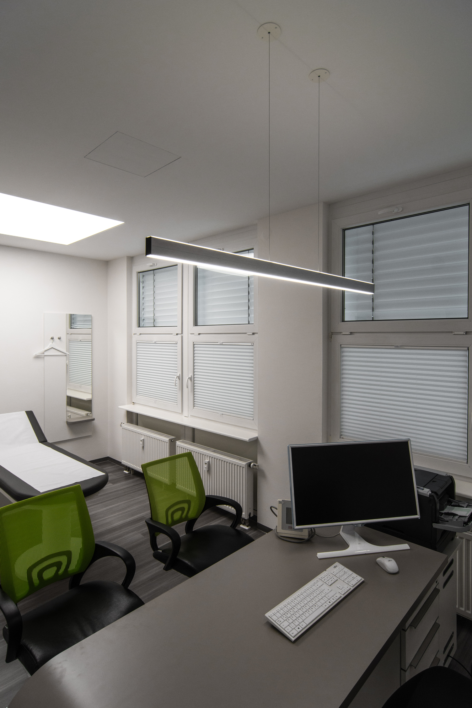 DOPPIO-LINEA in the treatment room DOPPIO-LINEA pendant luminaire at Dr. Bernas' practice