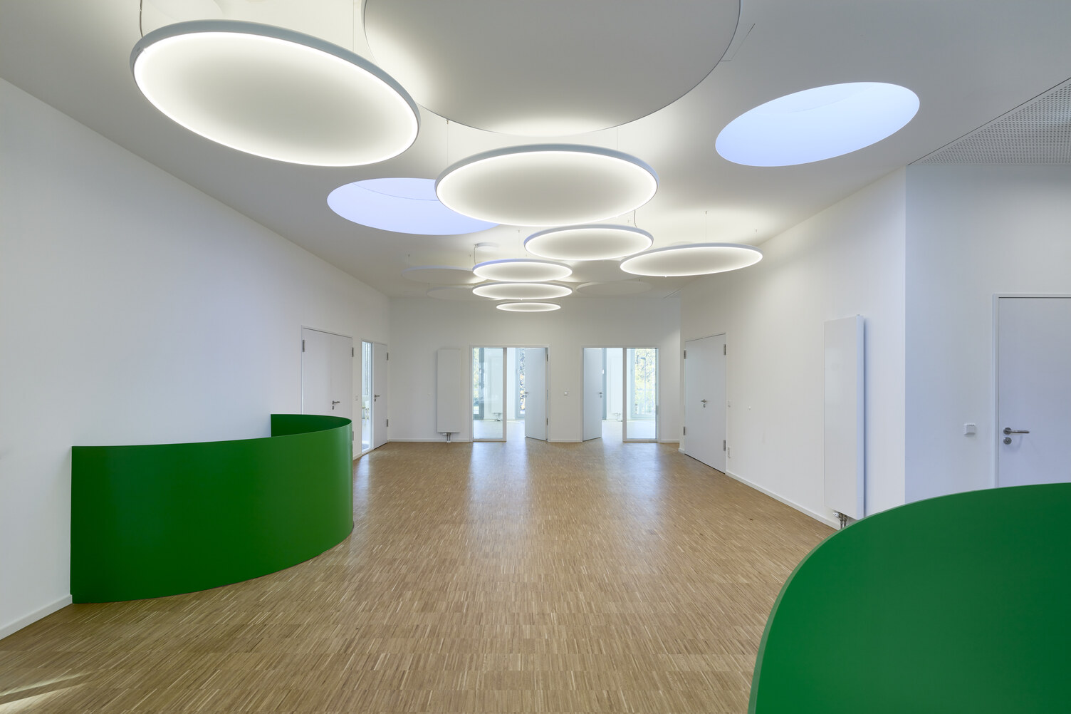 Hallway with Acoustic Light Panel and Acoustic Panel from SATTLER | © © Barbara Burg + Oliver Schuh, Palladium Photodesign www.palladium.de Elegant acoustic solution in combination with lighting from SATTLER installed in a hallway | © © Barbara Burg + Oliver Schuh, Palladium Photodesign www.palladium.de