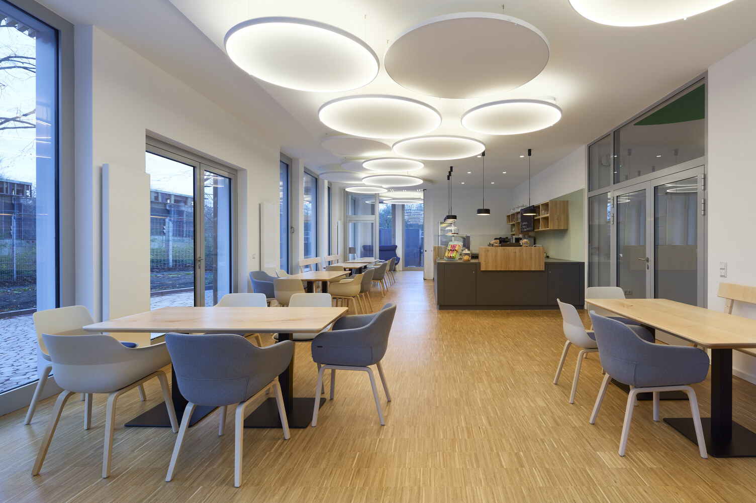 SATTLER Acoustic Light Panels and Acoustic Panel in a beautiful combination in the cafeteria | © © Barbara Burg + Oliver Schuh, Palladium Photodesign www.palladium.de Cafeteria and reception area with Acoustic Light Panel, Acoustic Panel and BE spotlights in various sizes from SATTLER | © © Barbara Burg + Oliver Schuh, Palladium Photodesign www.palladium.de