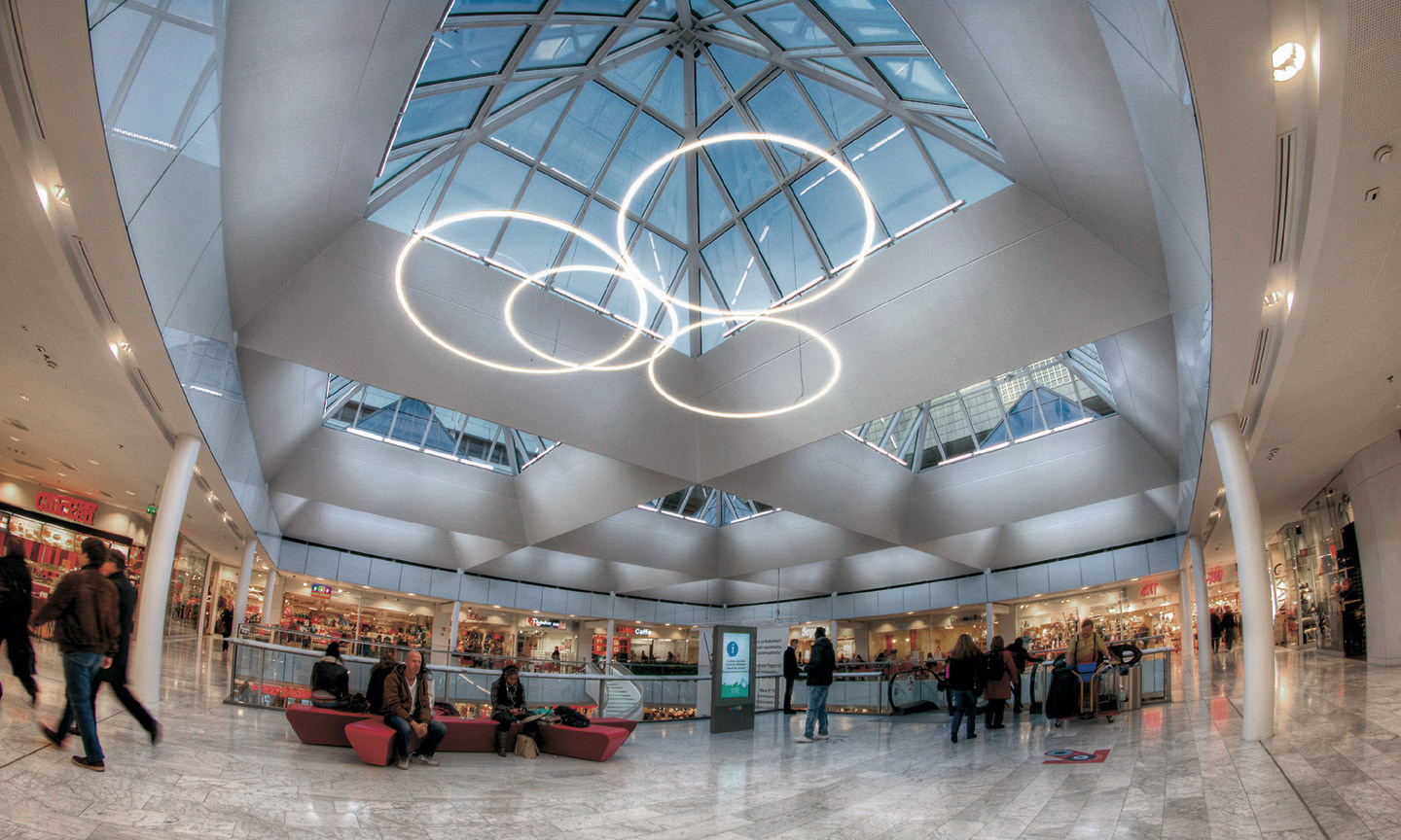 SLIM Ringleuchten – Shopping Mall Helsinki SLIM Ringleuchten in der Shopping Mall Helsinki unter Glasdach