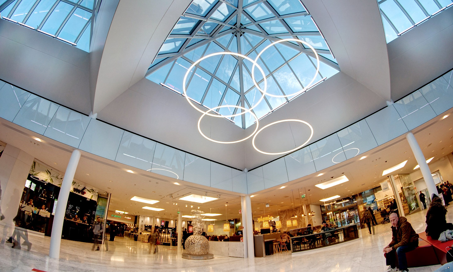 SLIM Leuchten – Shopping Mall Helsinki SLIM Leuchten von SATTLER als modernes Lichtobjekt in Helsinki